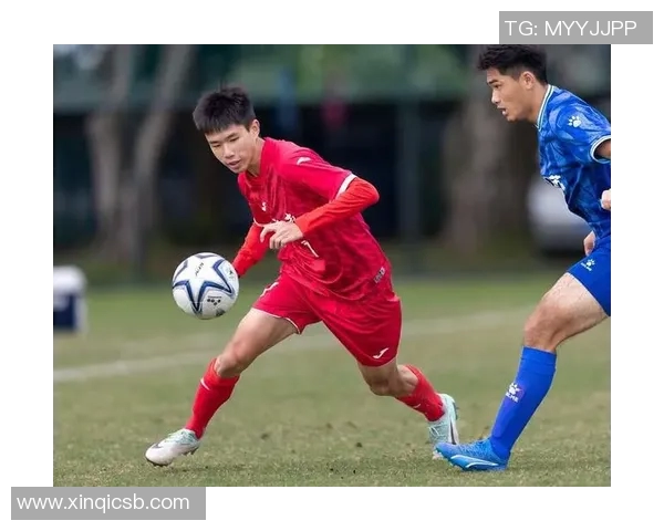 模范足球球星成长之路：从青涩少年到世界顶级球员的奋斗历程